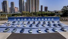 <b>以至是正在拥堵的车流人流中蟹行避</b>